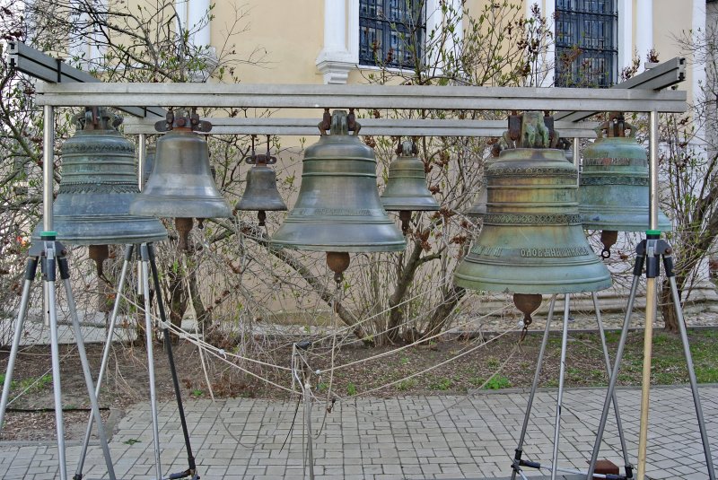 В определенное время звонарь дает концерты на этих колоколах