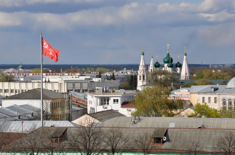 Церковь Ильи Пророка и флаг Мэрии г.Ярославля