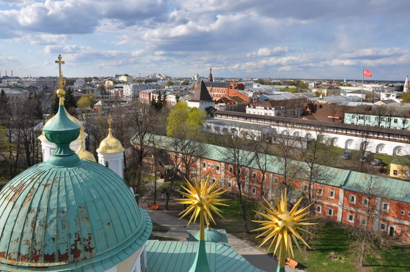 Слева купол церкови Ярославских чудотворцев и золоченые купола Спасо-Преображенского собора