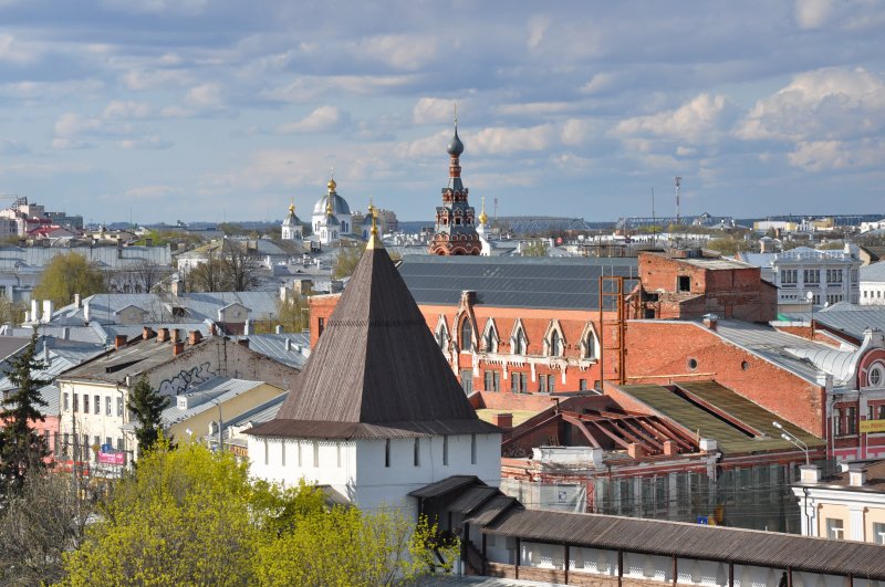 Угличская башня Спасо-Преображенского монастыря, слева Казанский собор, справа Храм Сретения Господня