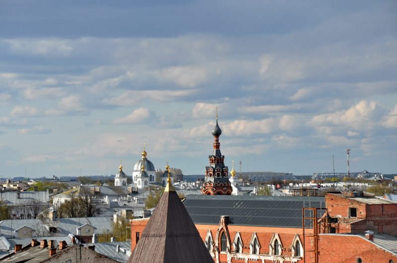 Угличская башня Спасо-Преображенского монастыря, слева Казанский собор, справа Храм Сретения Господня