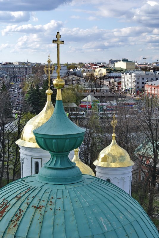 Купол церкви Ярославских чудотворцев и купола Спасо-Преображенского собора