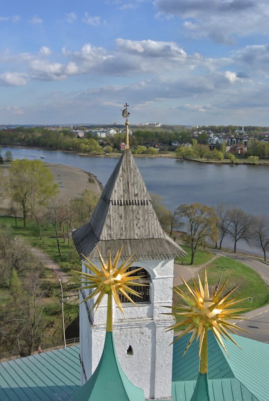 Флюгер на башне над Святыми воротами Спасо-Преображенского монастыря — символ Ярославля.