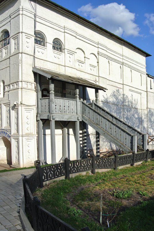 Святые ворота с Введенской церковью
