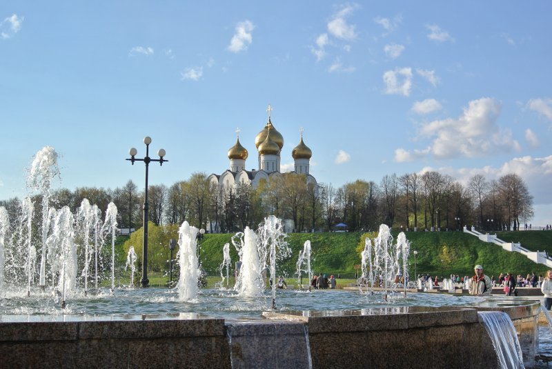 Успенский кафедральный собор и цветомузыкальные фонтаны на "Стрелке"