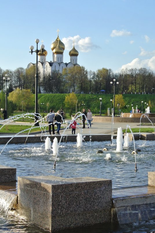 Успенский кафедральный собор и цветомузыкальные фонтаны на "Стрелке"