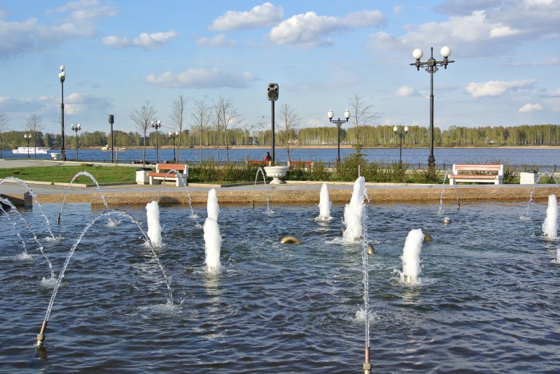 Цветомузыкальный фонтан и р.Волга