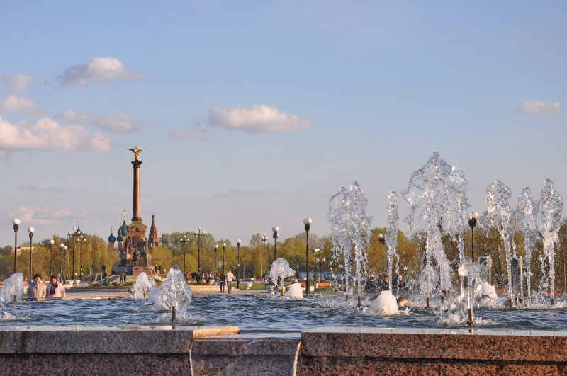 Памятник 1000-летию Ярославля и цветомузыкальные фонтаны на "Стрелке"