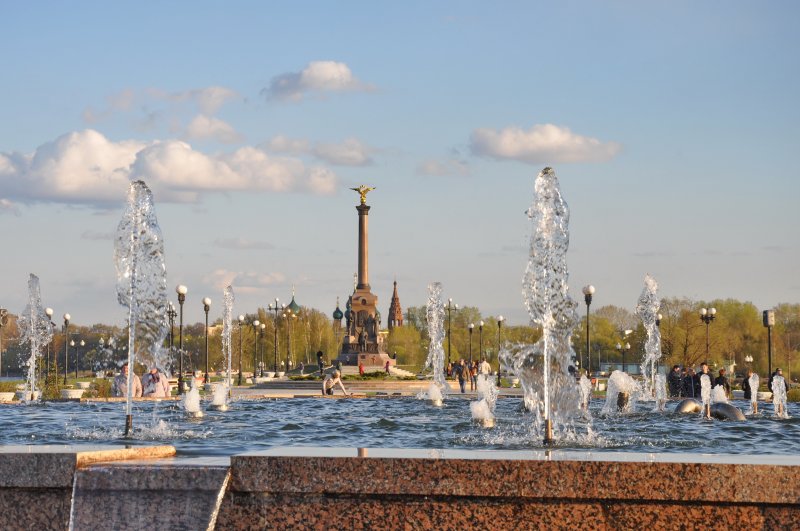 Памятник 1000-летию Ярославля и цветомузыкальные фонтаны на "Стрелке"
