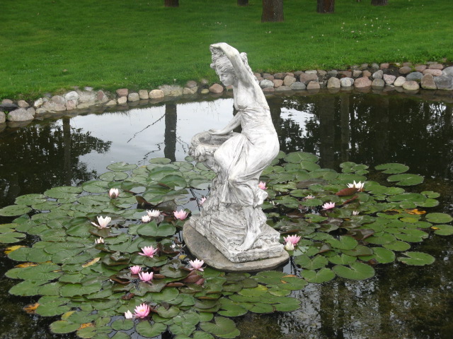скульптура на пруду