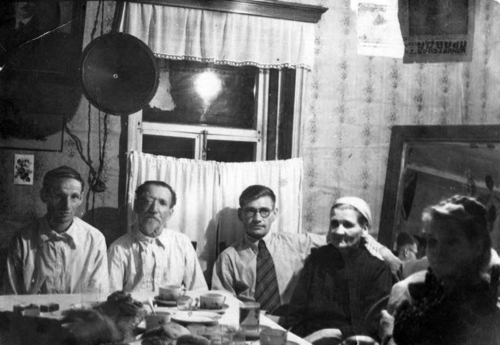 Ижевск, начало 50-х годов. Вячеслав Николаев с родителями (в центре). Слева –  предположительно его брат Виктор