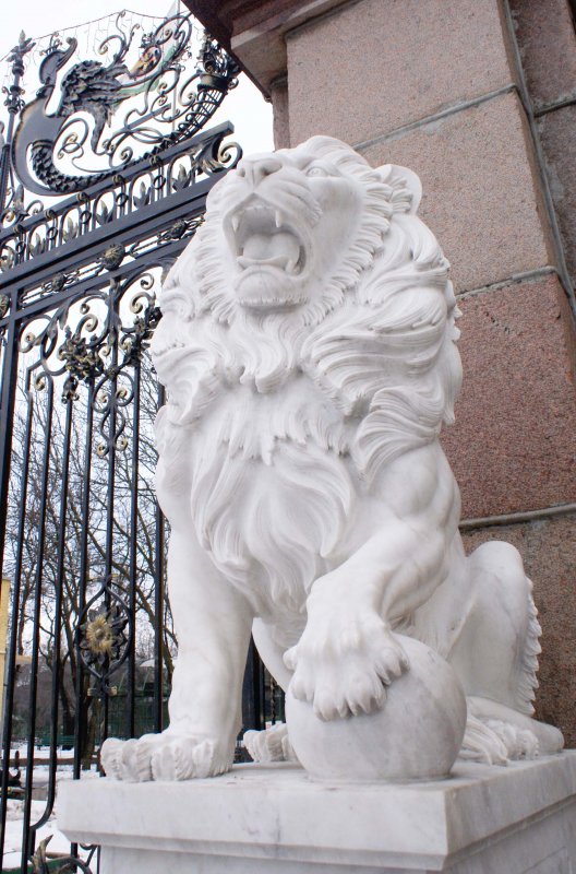 Львы стерегут вход в Николаевский зоопарк