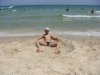 песчаное кресло на берегу моря