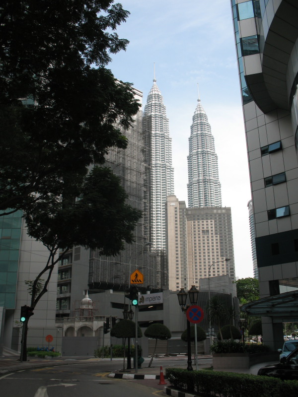 Petronas Twin Towers - башни-близнецы в столице Малайзии Куала-Лумпуре