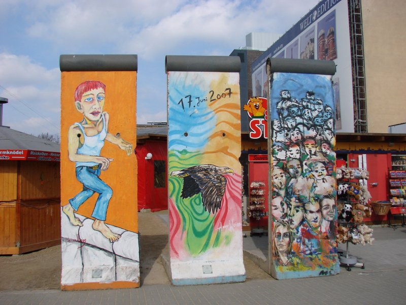 Остатки Стены, украшенные граффити