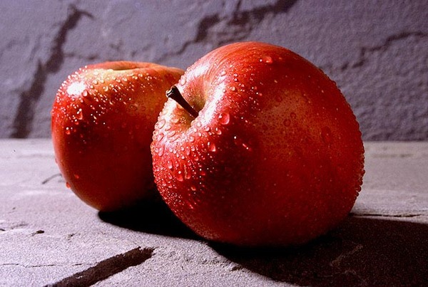 Два яблока