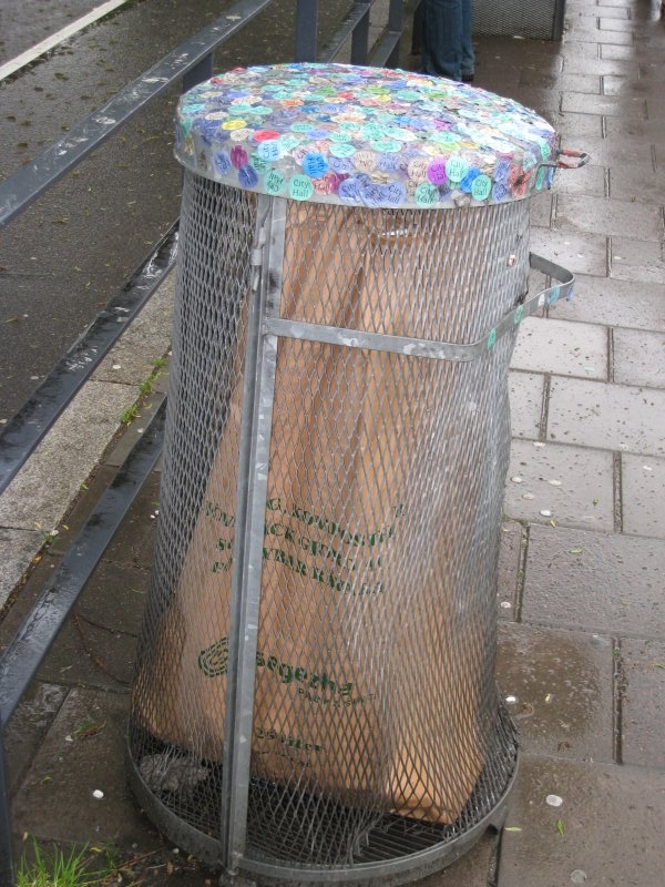 а это обычный мусорный бак в Стокгольме