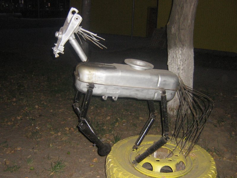 Роботы на улице из автодеталей