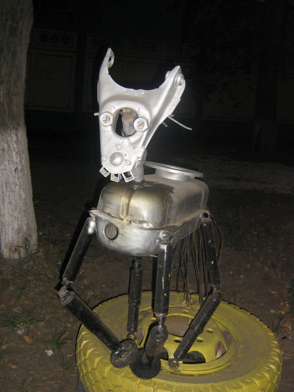 Роботы на улице из автодеталей