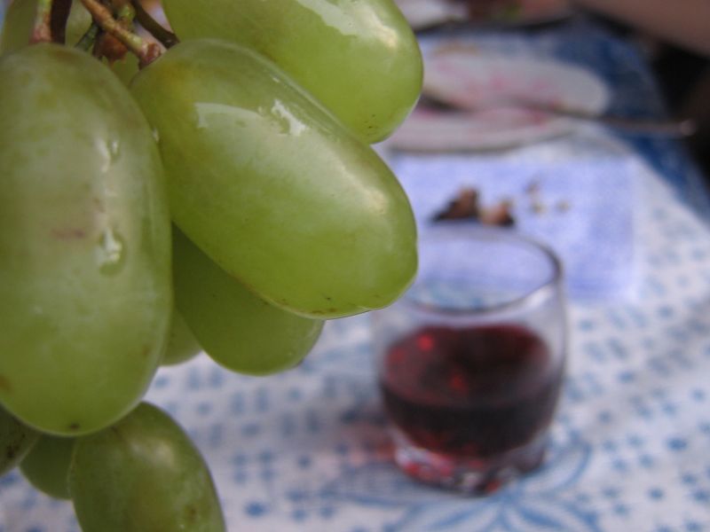 Виноград и рюмочка вина