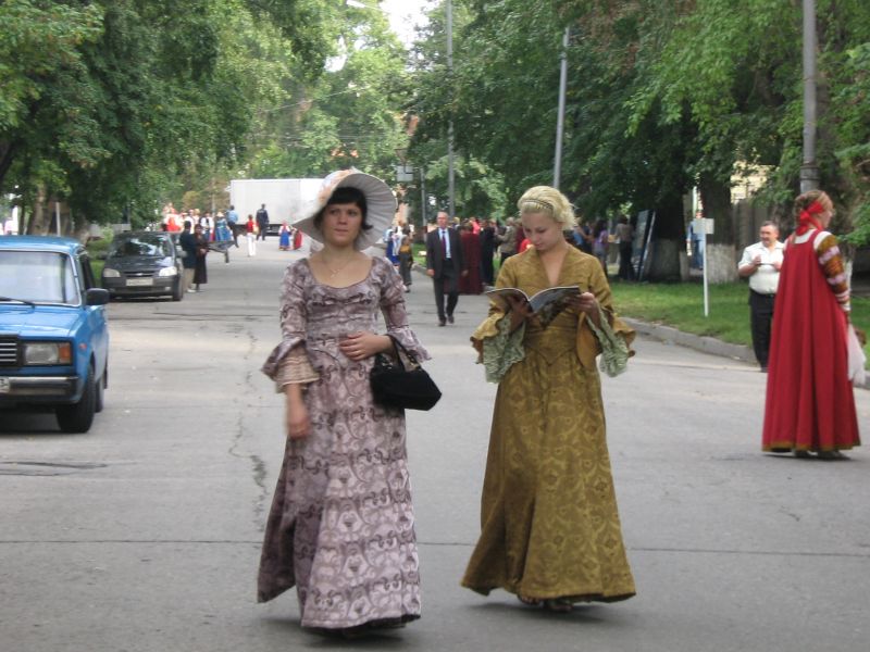 Женщины в старинных костюмах