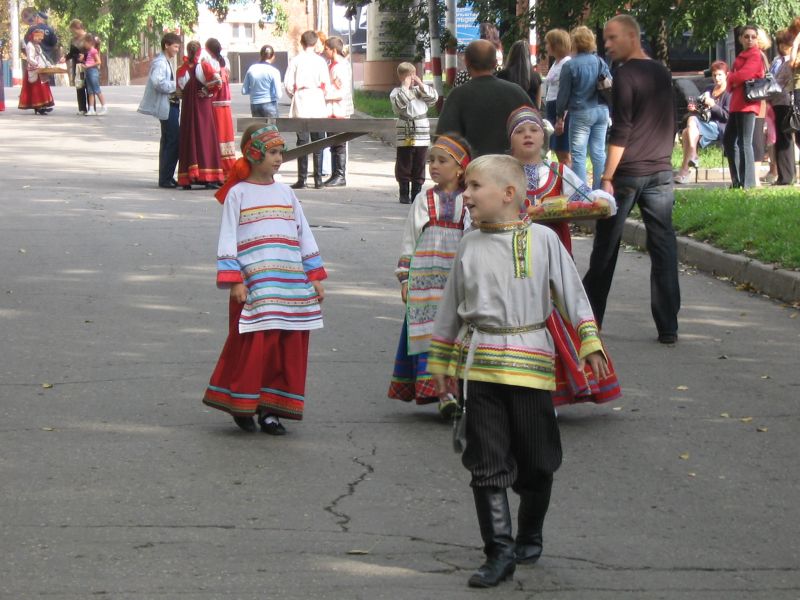 Дети в русских народных костямах