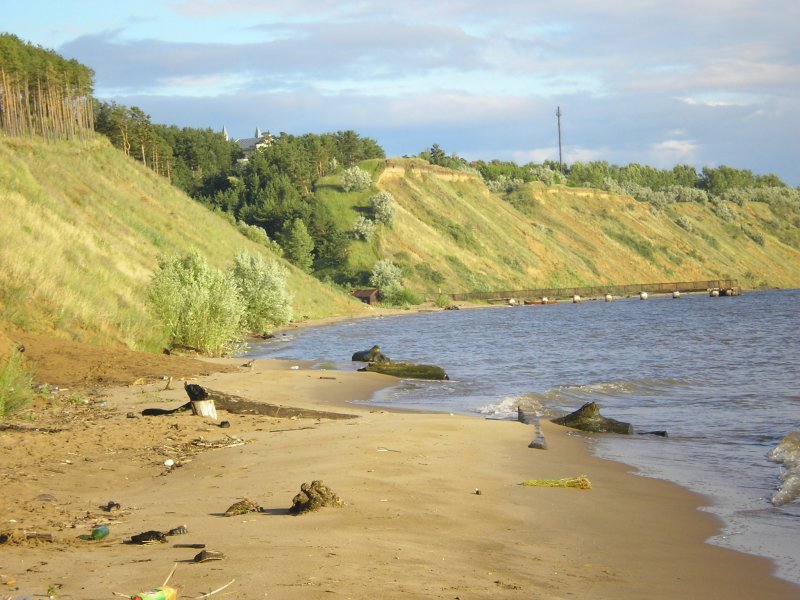 Грязный берег реки Волги