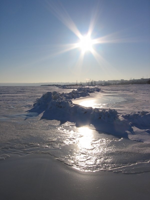 Солнце в ледяном отражении Волги