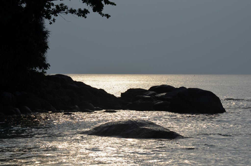 На исходе дня утомленные зноем камни медленно опускаются в океан. Впереди целая ночь покоя и прохлады.