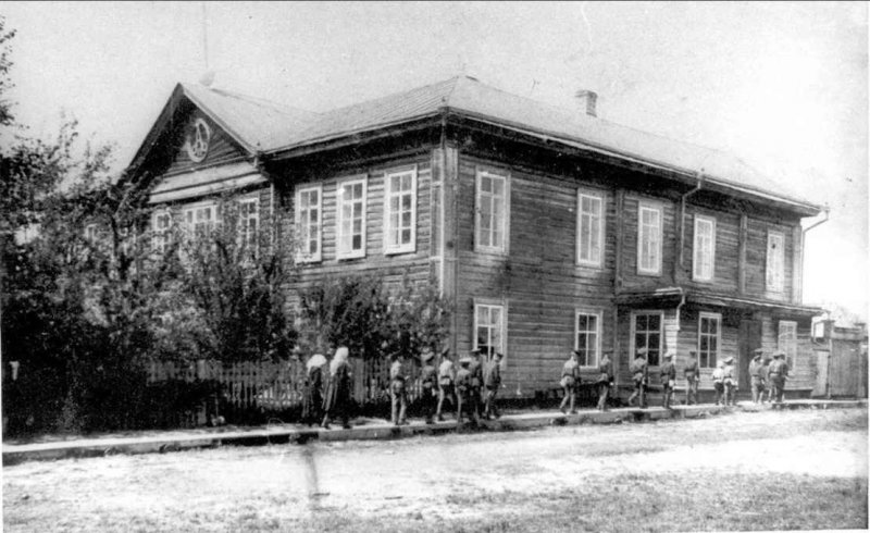 Старая шурминская школа, построенная Н.Васнецовым, братом знаменитых художников.