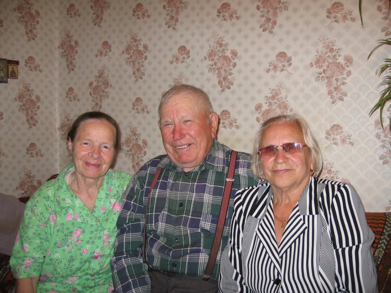 Тетя Маша, дяд Павел Плетеневы и моя мама.