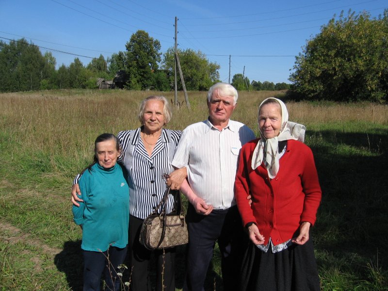 Мужчина - лесной отшельник Виталий Бешкароев (п. Лебедевский), крайняя слева - его сестра. 