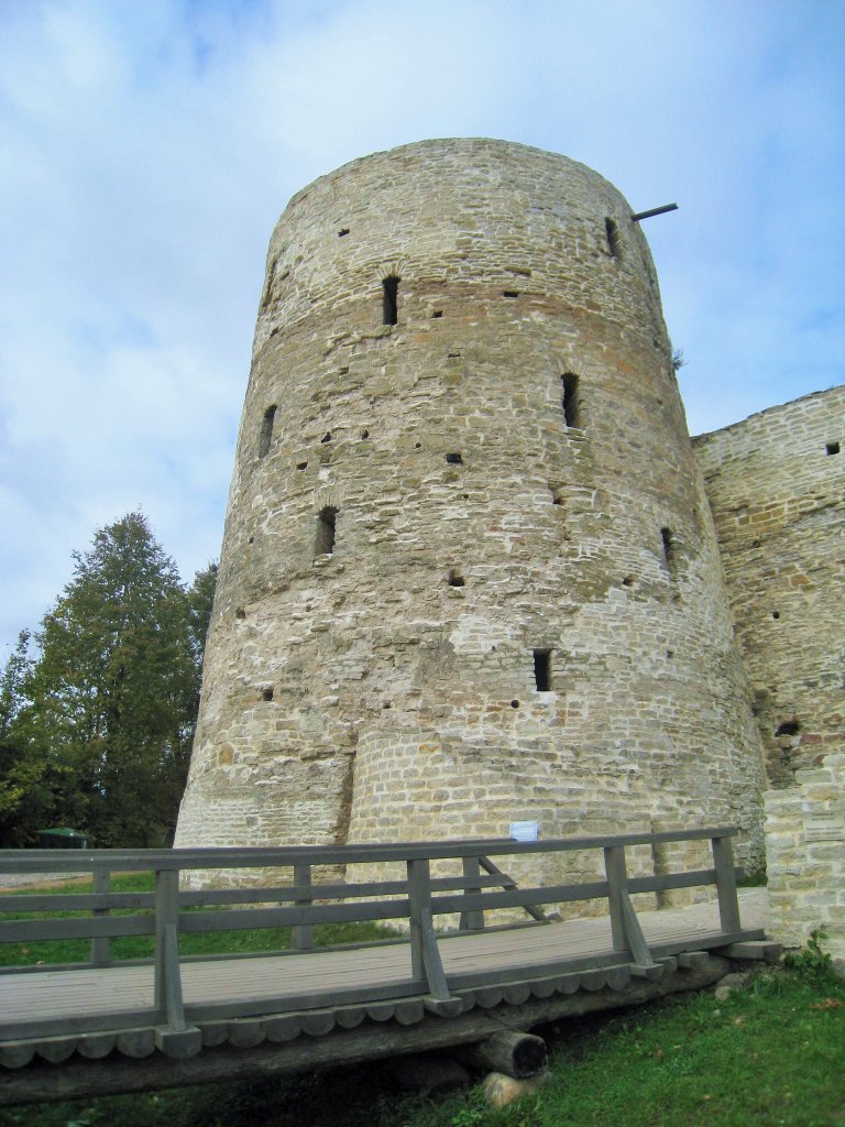 Изборская крепость, башня Чернушка