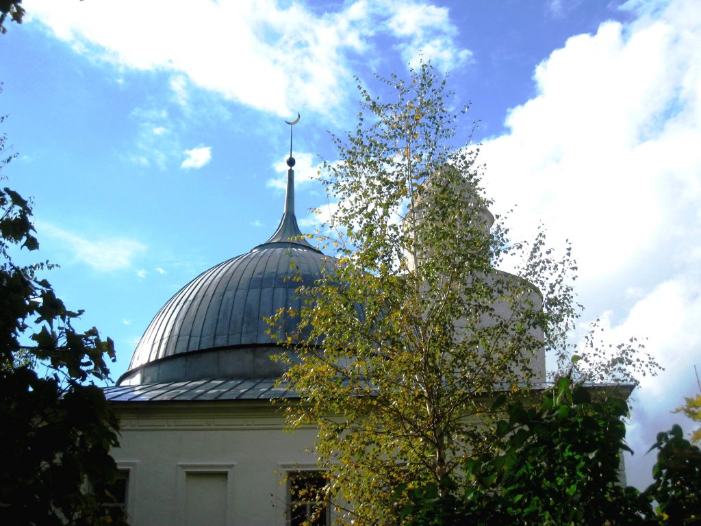 купол старой мечети и минарет