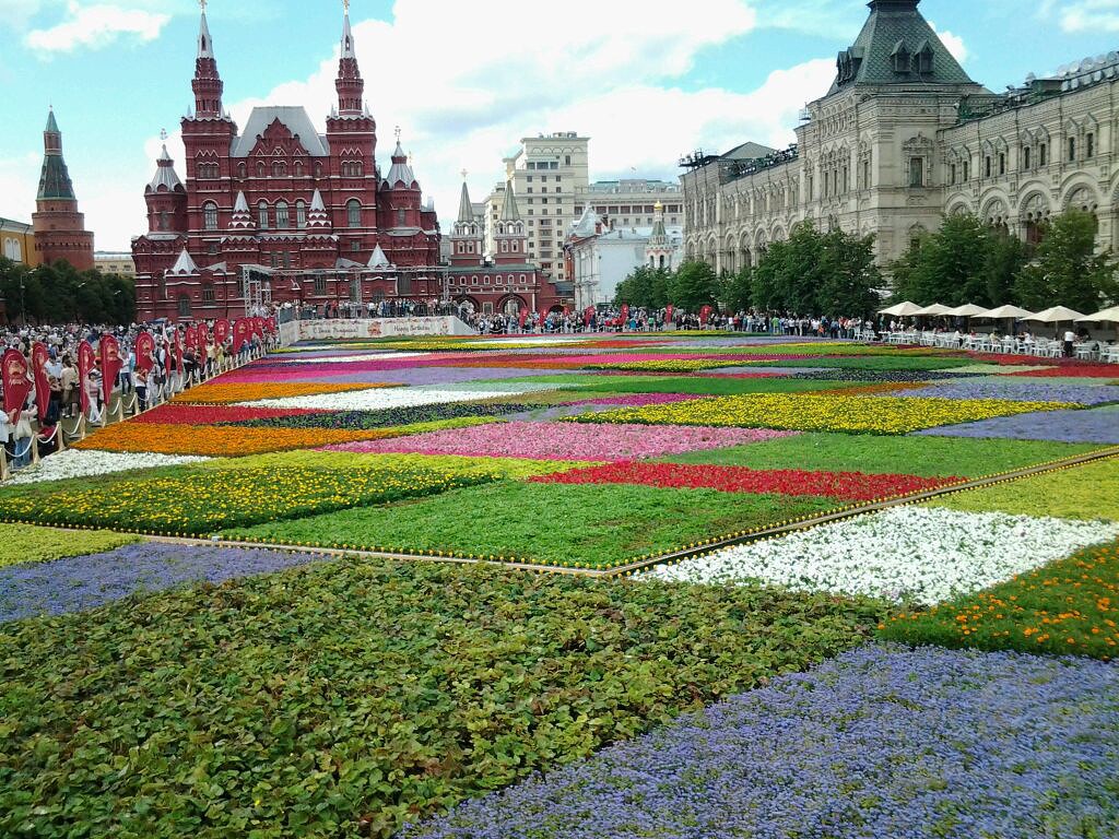 композиция из цветов на Красной площади в Москве