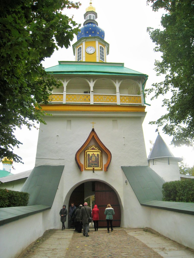 Святые врата под Петровской башней Псково - Печерского монастыря