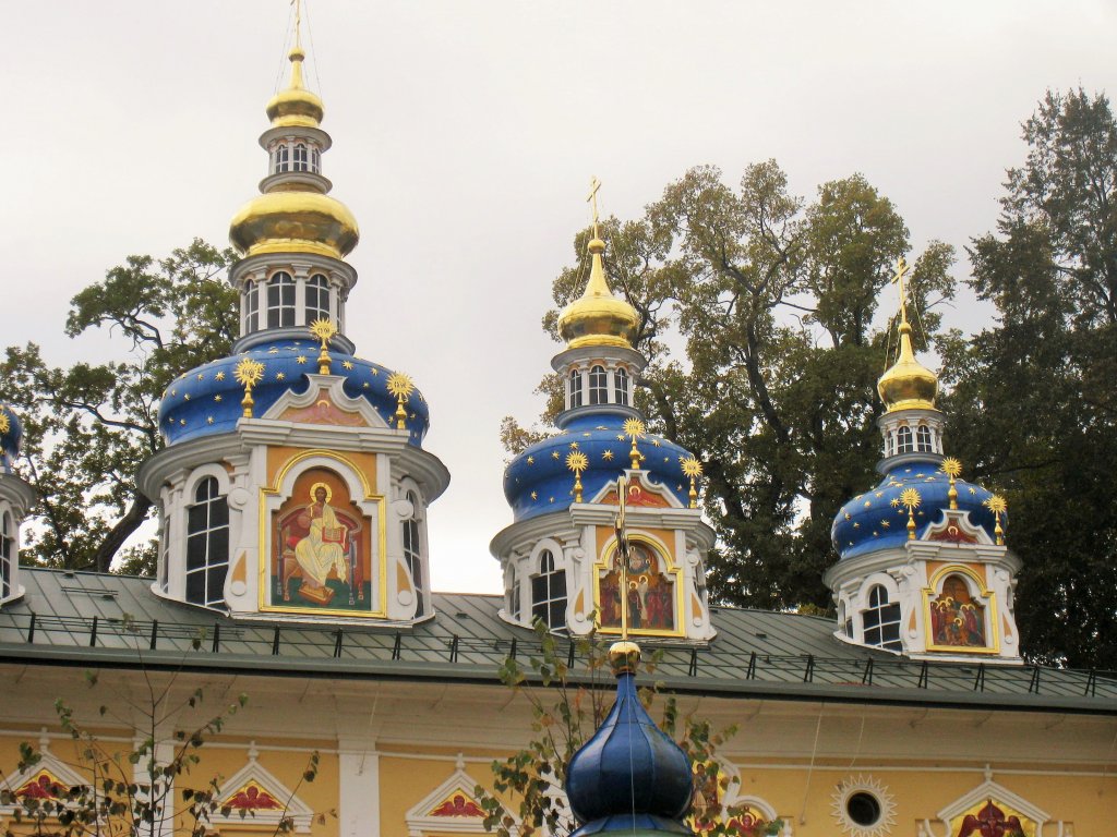 купола Покровской  церкови, построенной над Успенским пещерным храмом Псково-Печорского монастыря
