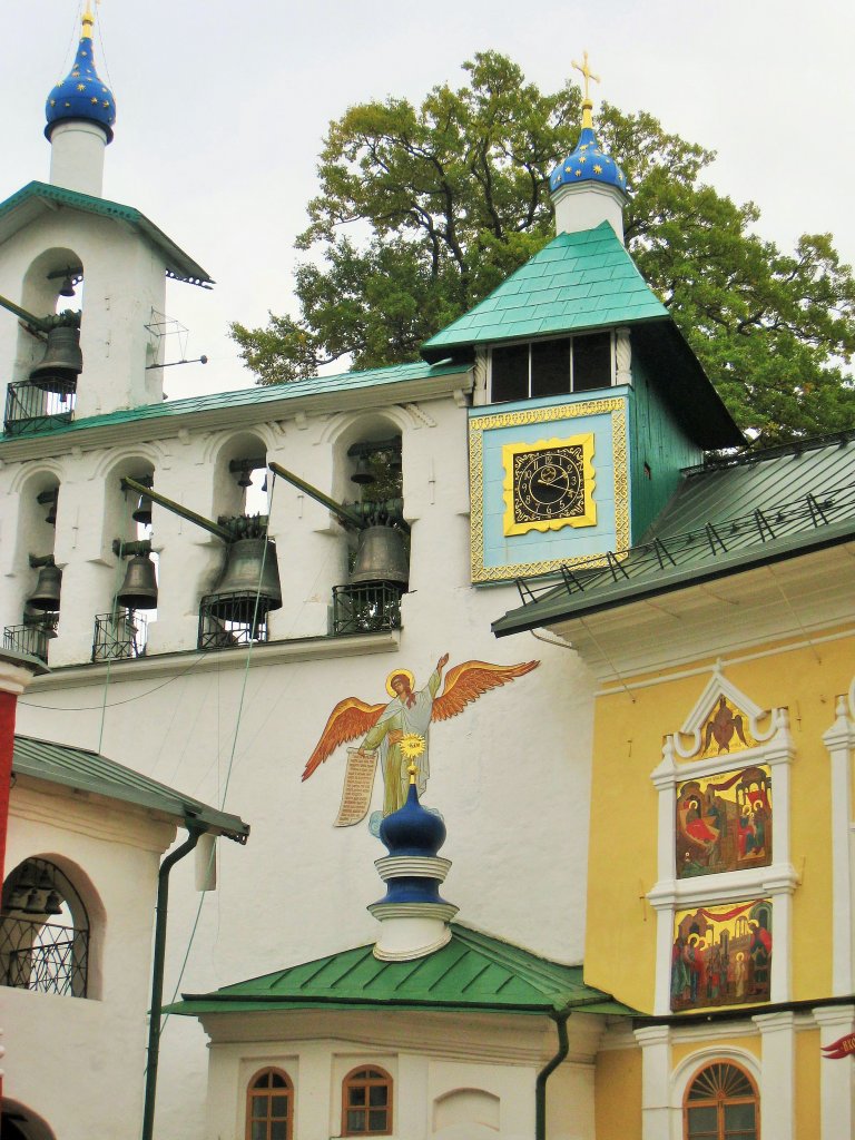 Псково - Печерский мужской монастырь, башенные часы