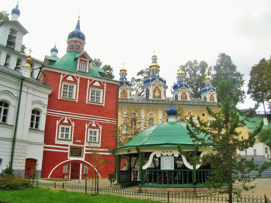Псково - Печерский монастырь,  Святой колодец и часовня над ним