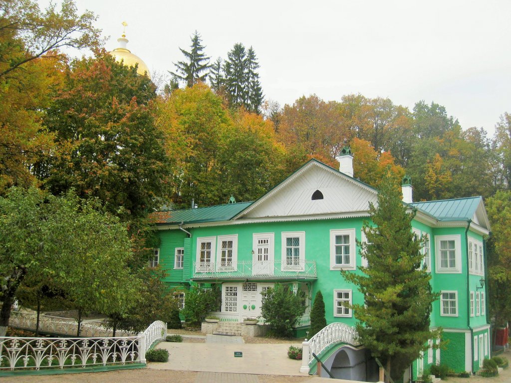 Настоятельский корпус Псково-Печерского монастыря в Печорах Псковской области.