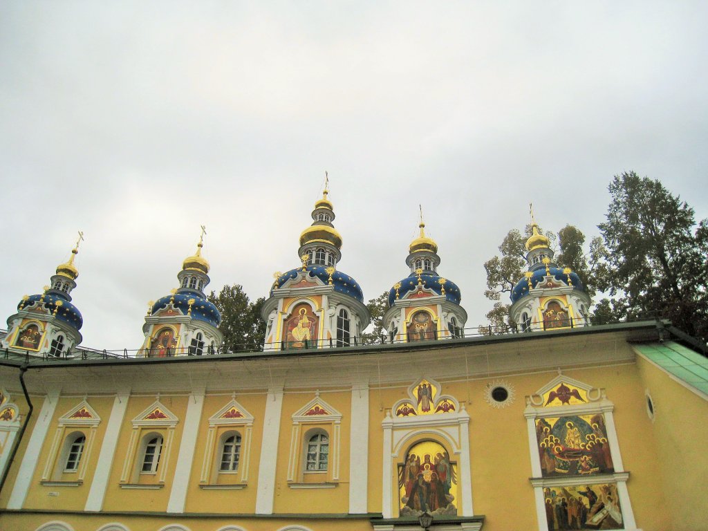 Покровская церковь, построенная над Успенским пещерным храмом Псково-Печорского монастыря