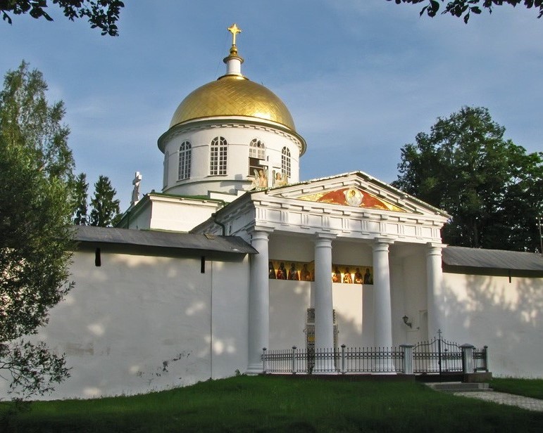 Вид с запада на Михайло-Архангельский собор Псково-Печерского монастыря в Печорах Псковской области.