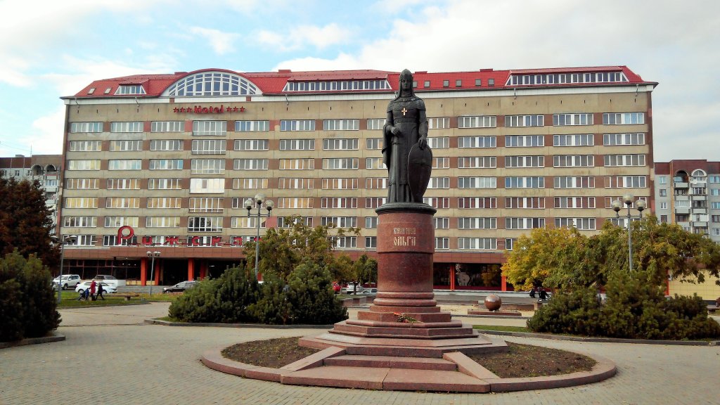 гостиница Рижская и памятник  княгине Ольге