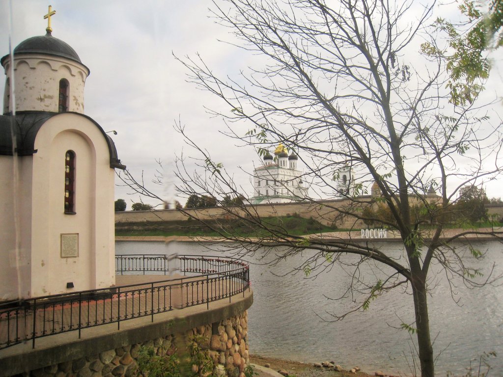 Ольгинская часовня и Троицкий собор Псковского кремля на другом берегу  реки Великой