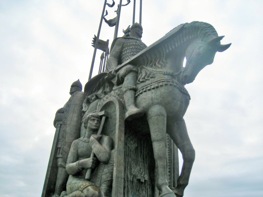 монумент в честь победы войска Александра Невского  на Чудском озере в 1242г.