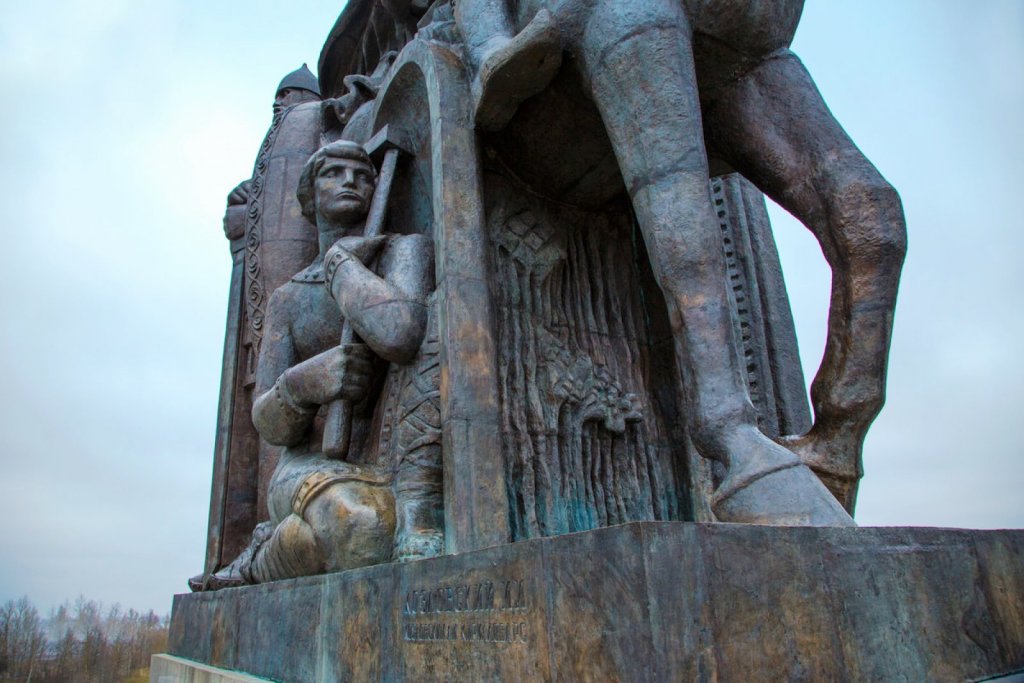 фрагмент памятника дружинам Александра Невского