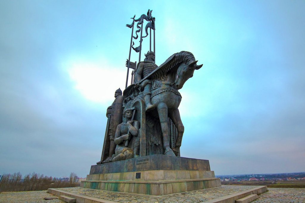 памятник дружинам Александра Невского в честь победы  на Чудском озере в 1242г.