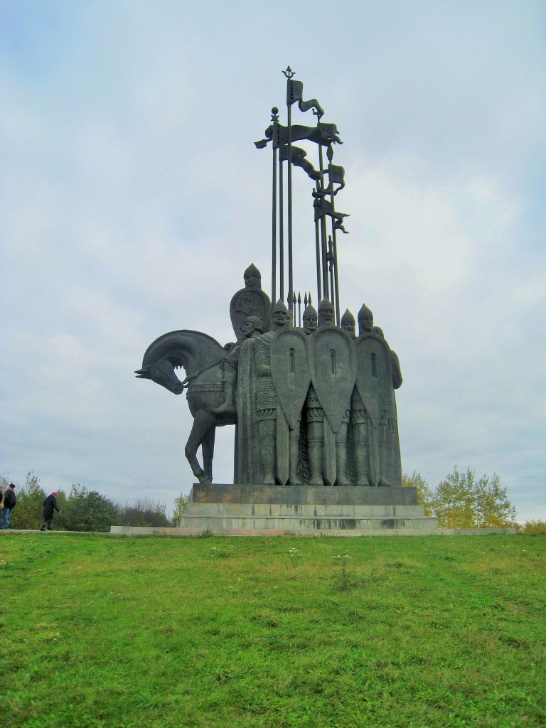 памятник дружинам Александра Невского на горе Соколиха  в честь победы  на Чудском озере в 1242 г.