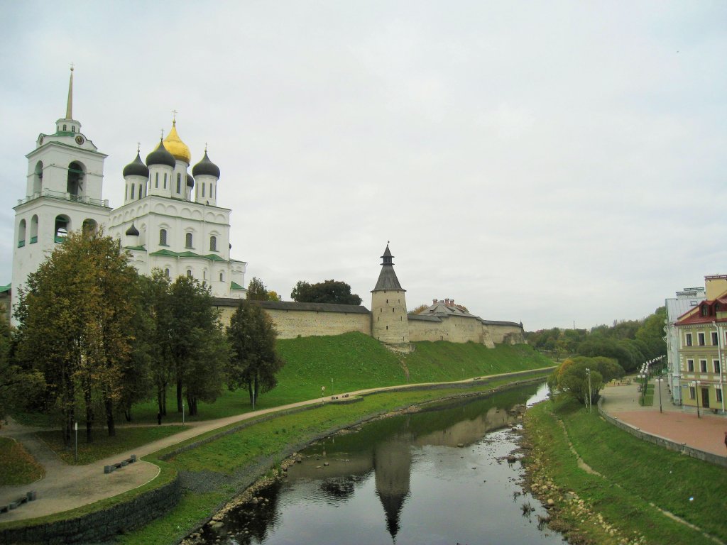 Псковский Кремль, река ПсковА и Золотая набережная