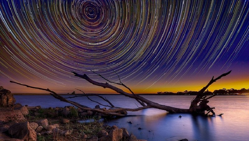   Австралийский фотограф-любитель Линкольн Харрисон проявил колоссальное терпение, чтобы снять движение звезд по ночному небу в течение длительного периода